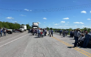 Campesinos mantienen bloqueos carreteros en varios estados