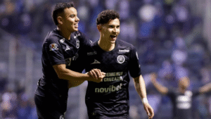 Cruz Azul vence 3-0 a Puebla y se mantiene como líder del Apertura 2025