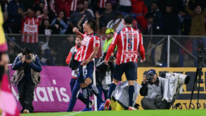 Chivas vence a Pumas 2-1 en un cierre de infarto en CU