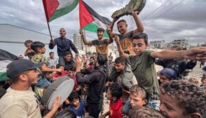 Israel libera a casi 2 mil presos palestinos tras acuerdo con Hamás