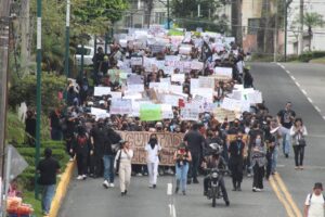 Estudiantes de la UV marchan en cuatro ciudades; exigen justicia y seguridad