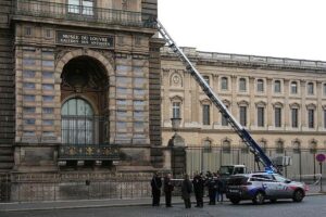 Robo en siete minutos en el Louvre