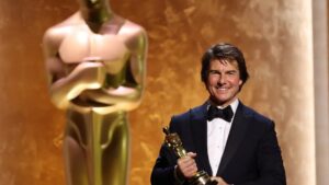 Tom Cruise recibe su primer Oscar y envía un mensaje que impacta a Hollywood
