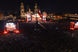Más de 170 mil personas llenan el Zócalo para revivir el histórico concierto de Juan Gabriel