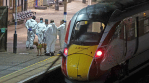 Ataque con cuchillo en tren hacia Londres deja 11 heridos; policía descarta terrorismo