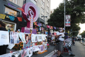 Colectivos colocan ofrenda por víctimas de feminicidio y desaparición