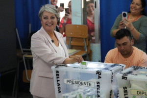 Jeannette Jara gana la primera vuelta presidencial en Chile