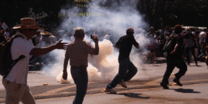 Enfrentamientos entre estudiantes y policías frente a Palacio de Gobierno en Morelia