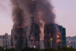 Incendio en Hong Kong deja más de 30 muertos y cientos de desaparecidos