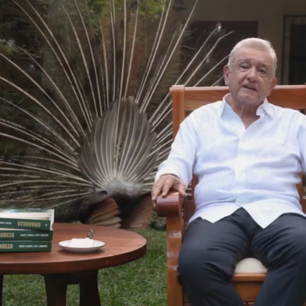Reaparición de López Obrador para anunciar su libro “Grandeza”