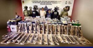 Aseguran arsenal y detienen a dos del CJNG en Cancún