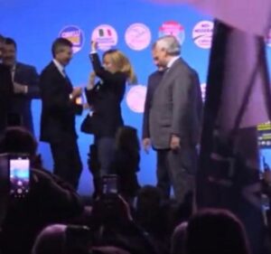 El que no salte es comunista”: Meloni se une al coro en mitin en Nápoles