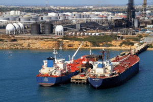 Trump afirma que EU incautó petrolero frente a costas de Venezuela