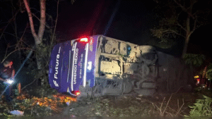 Autobús cae a ladera en Hidalgo; cinco muertos y más de 20 heridos
