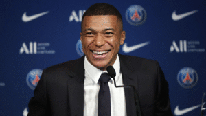 Tribunal de París ordena al PSG pagar 61 millones de euros a Kylian Mbappé