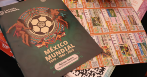 Lotería Nacional presenta álbum retro dedicado al futbol y los Mundiales en México