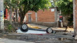 Mueren cuatro integrantes de una familia tras caer camioneta a canal en Morelos