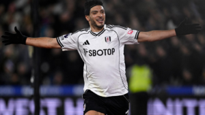 Raúl Jiménez marca el gol del triunfo del Fulham ante West Ham