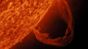 NOAA emite alerta por tormenta solar tras potente llamarada en el Sol