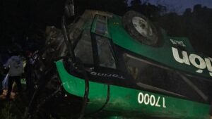 Tragedia en Veracruz: autobús vuelca y deja 8 fallecidos