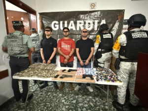 Detienen a tres personas con armas y drogas en Chiapas