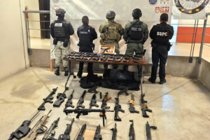 Aseguran arsenal con 51 armas en vehículo abandonado en Tijuana