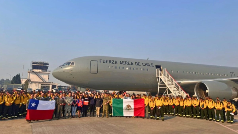 Arriban a Chile 145 brigadistas forestales mexicanos para combatir incendios