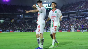 Chivas derrota 2-1 a Mazatlán y mantiene el liderato