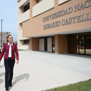 Sheinbaum anuncia beca universal para estudiantes de la Universidad Rosario Castellanos