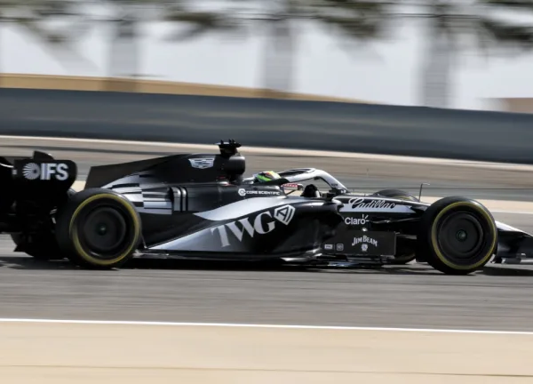 Checo Pérez debuta con Cadillac en el primer día de pruebas de la F1