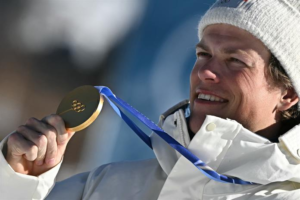 Johannes Klaebo gana oro en 10 km y alcanza récord olímpico