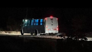 Localizan autobús abandonado en la carretera Valles–Mante