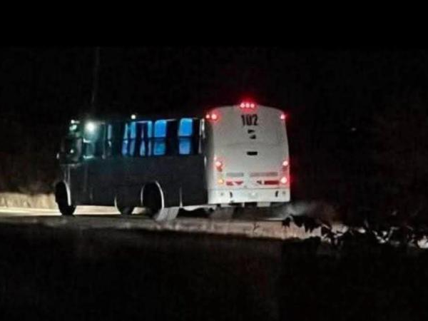 Localizan autobús abandonado en la carretera Valles–Mante