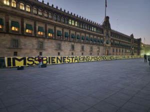 Trabajadores del IMSS-Bienestar protestan frente a Palacio Nacional