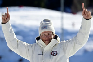 Johannes Klaebo alcanza 10 oros olímpicos tras ganar el esprint por equipos