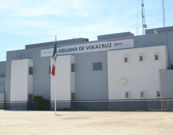 Falla en sistema de aduanas deja camiones varados en el puerto de Veracruz