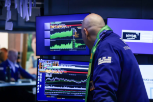 Wall Street sube tras fallo de la Corte Suprema contra aranceles de Trump