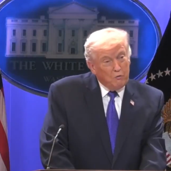 Trump anuncia nuevo arancel de 10% tras fallo de la Corte Suprema