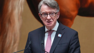 Arrestan en Londres a Peter Mandelson en investigación por caso Epstein