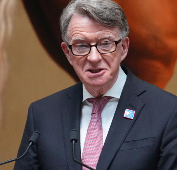 Arrestan en Londres a Peter Mandelson en investigación por caso Epstein