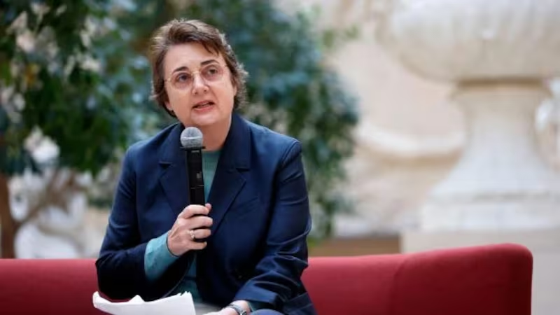 Dimite Laurence des Cars como directora del Museo del Louvre
