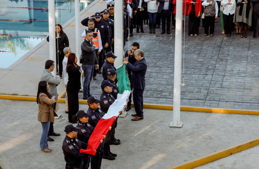 Ayuntamiento de Cuernavaca realiza izamiento por el Día de la Bandera
