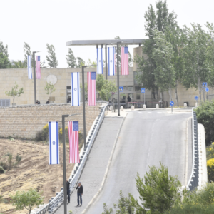 Estados Unidos ordena salida de personal no esencial de su embajada en Israel