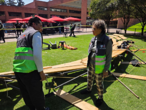Colapsa plataforma durante fotografía de graduación en la Ibero