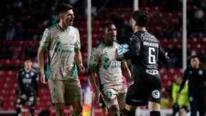 Santos Laguna empata 2-2 con Queretaro FC en polémico partido
