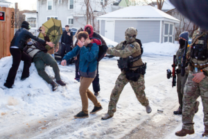 Retiro de 700 agentes migratorios en Mineápolis