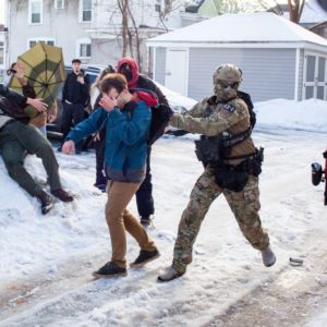 Retiro de 700 agentes migratorios en Mineápolis