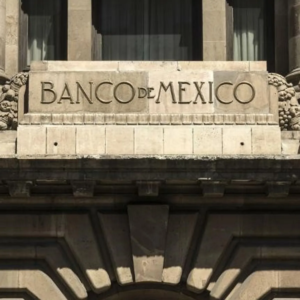 Banxico pausa recortes a la tasa de interés y ajusta pronósticos de inflación