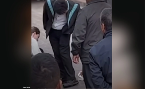 Ministro presidente de la SCJN es auxiliado por colaboradores para lustrar su calzado