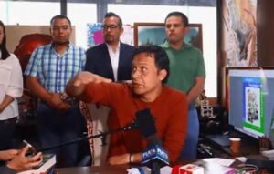 Cumple Marx Arriaga dos días atrincherado